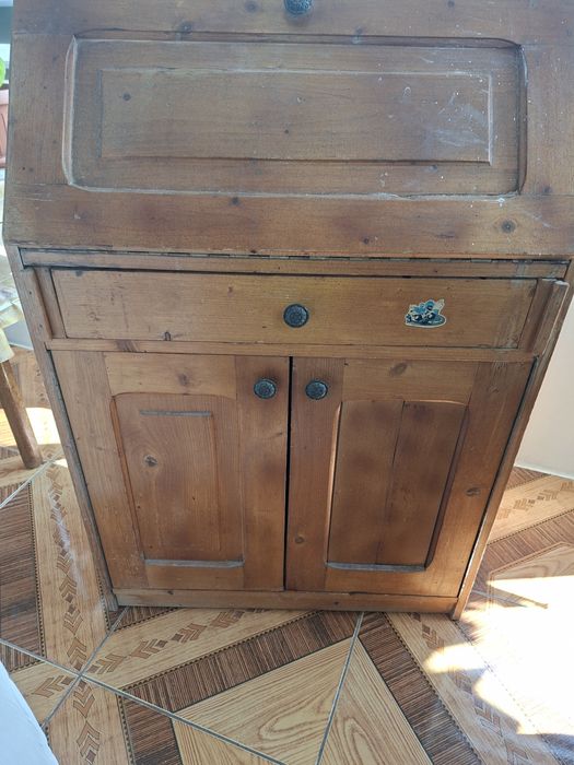 Dulap și birou vechi