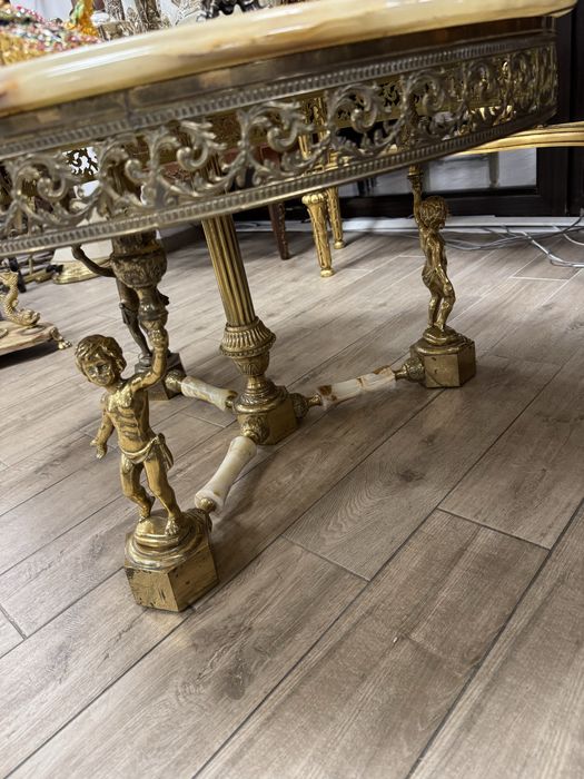 Masa deosebita din bronz cu blat de marmura