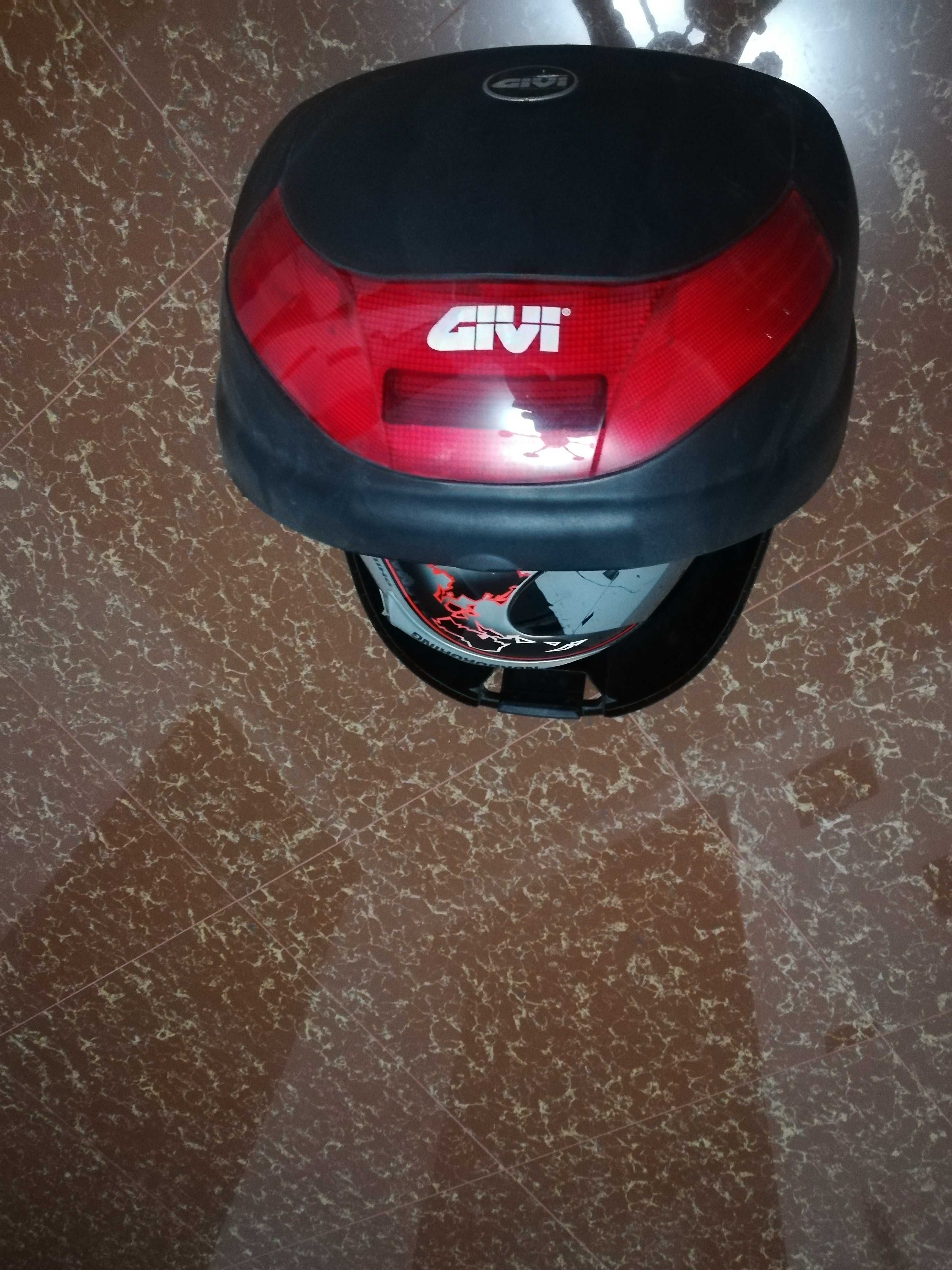 Topcase Givi cu spatar