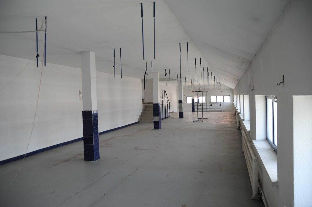 Inchiriere cladire spatiu comercial+hale