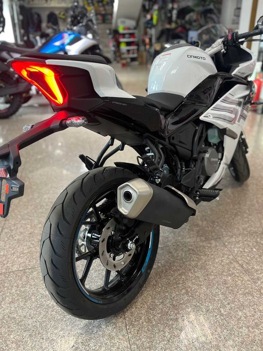 Motocicleta sport incepatori, CFMOTO 300SR ABS