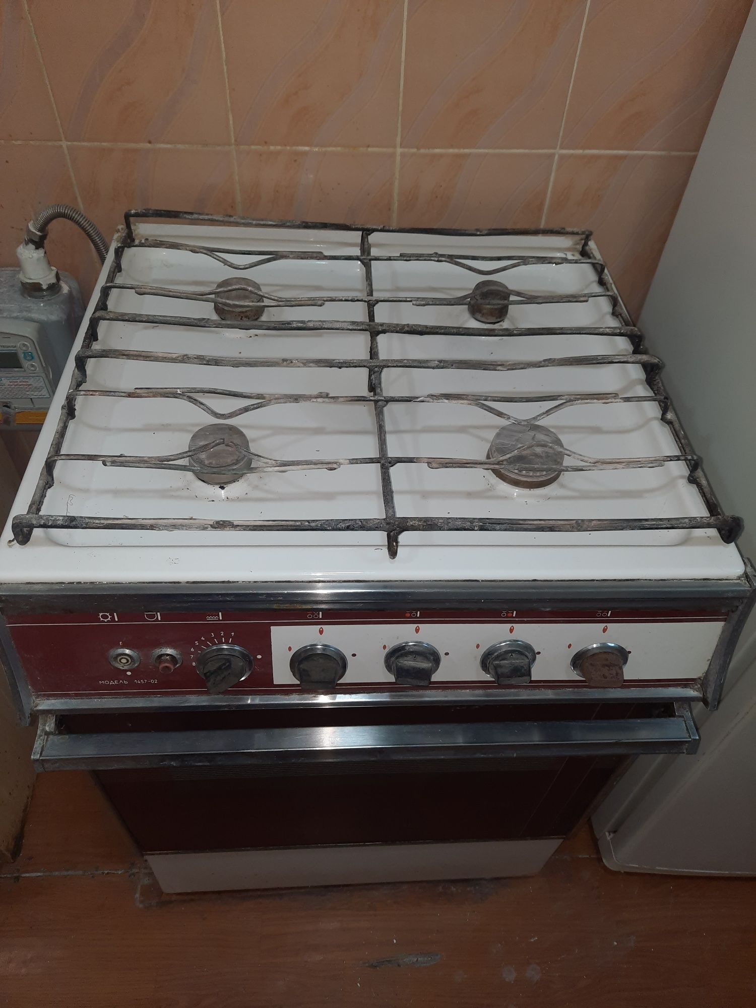 Продаётся кухонная плита цена- млн 300 торг уместен