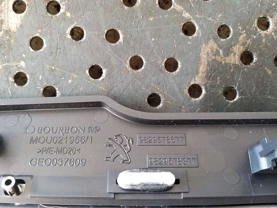 Ornament trim rama consola centrala peugeot 5008 2 geo037609 9829578677 9829578377