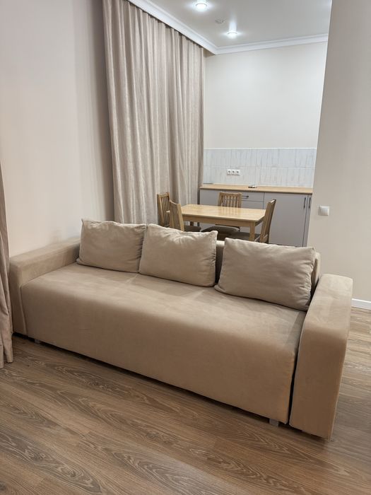 Диван и обеденный кухонный комплект (стол + 4 стула)