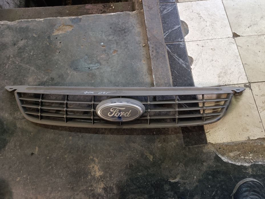 Продавам решетка със емблема за Форд Фокус 2009г