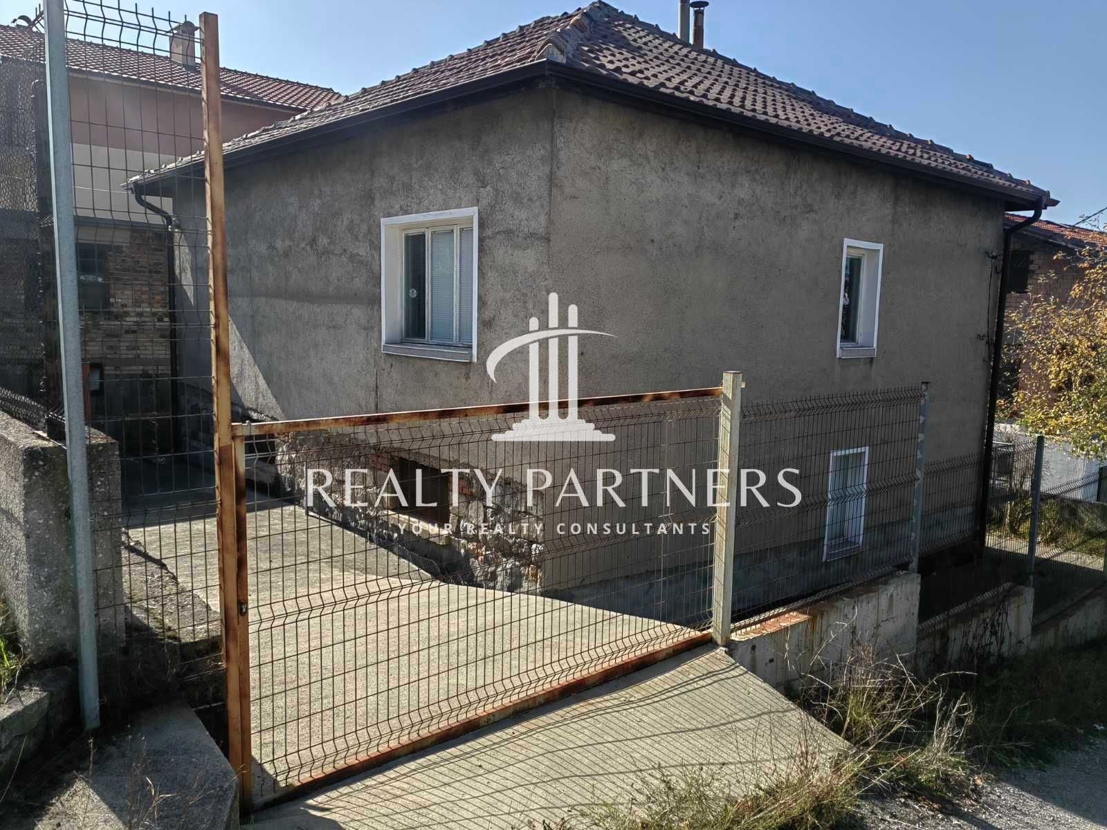 Продаваме къща гр. Перник, кв. Църква