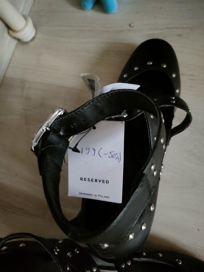 Pantofi cu catarame si tinte Reserved // Sandale H&M // negru // 40