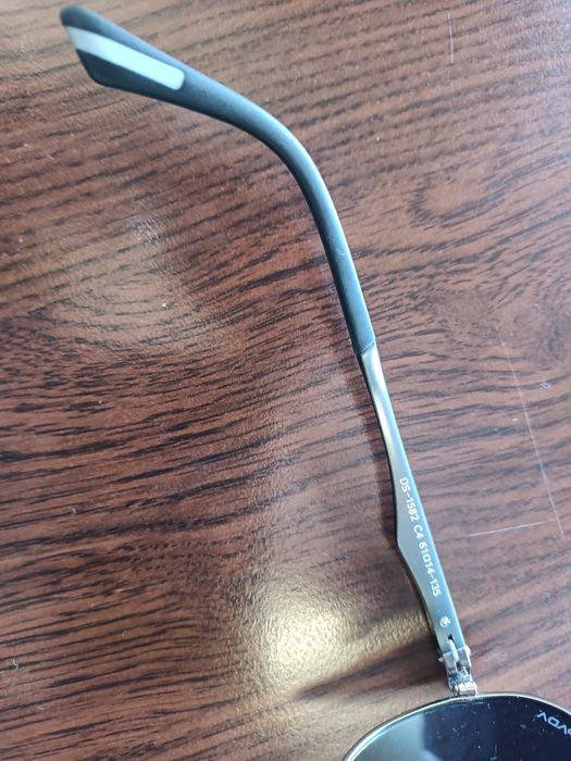 Продавам слънчеви очила.