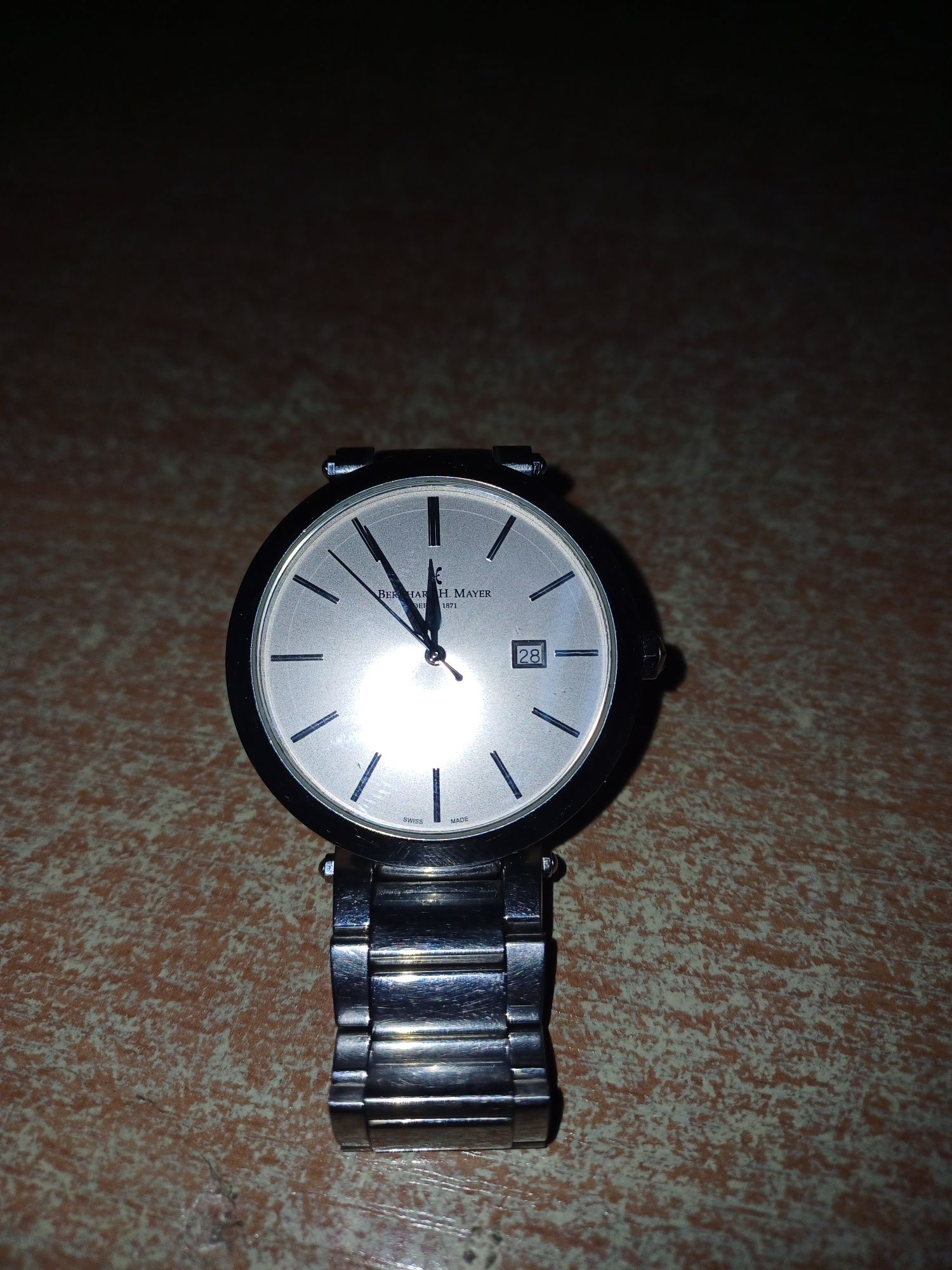 Продаю часы в отличном состоянии, марки Bernhard H Mayer.