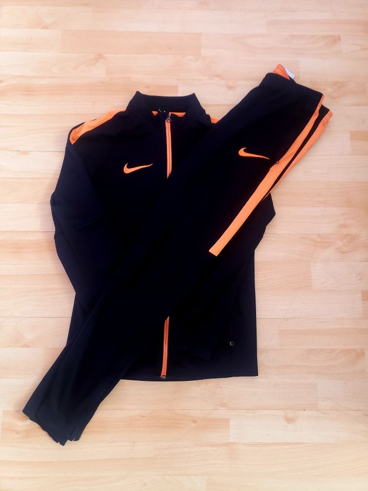 Оригинален екип Nike Dri-Fit S