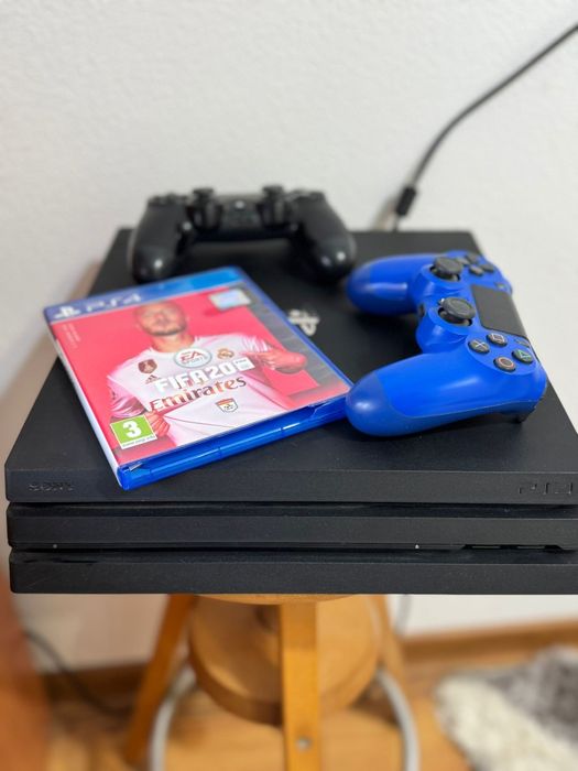 Ps4 pro de 1TB doua manete și un joc FIFA20