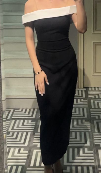 Элегантное черное платье с белой декальтэ