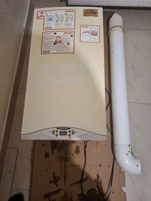 Centrala Ariston 24Kw defecta + kit de evacuare