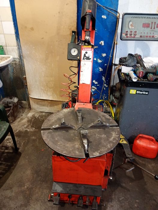 Италианска машина за монтаж на гуми