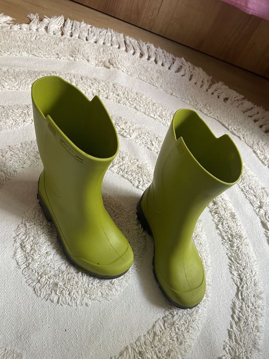 Бебешки дрешки и ботуши за дъжд