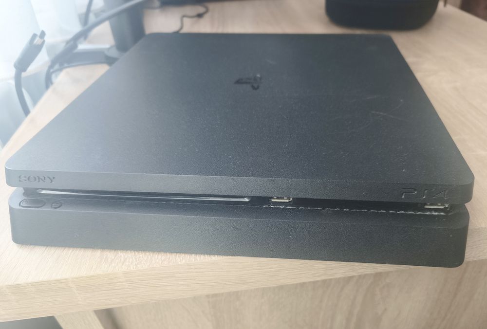 Playstation 4 slim
