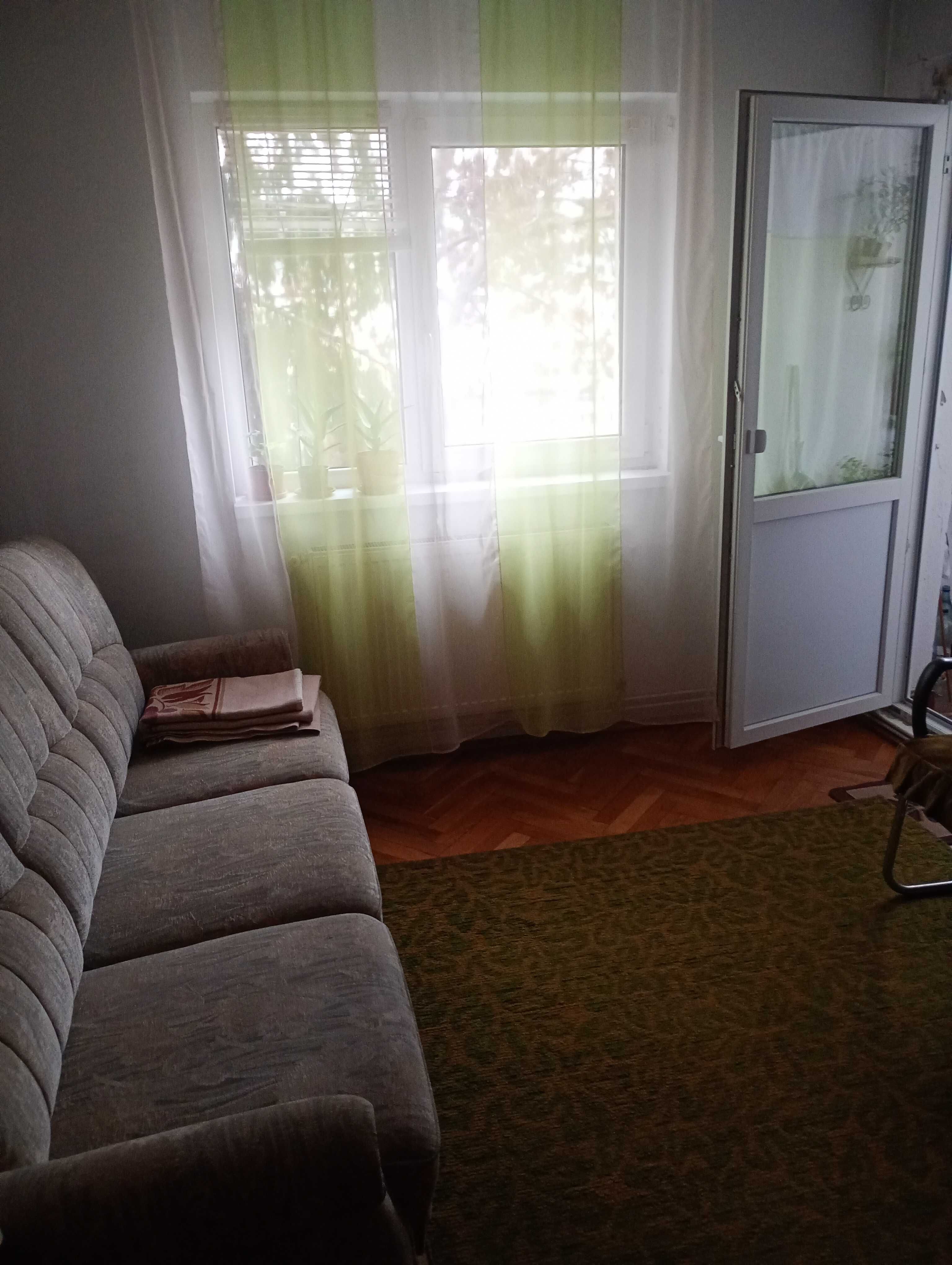 Gazdă(doamnă) pentru o fată