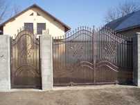 Construim la comanda dvs. garduri si porti din:
- panouri stil jaluzea
