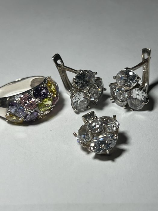 Inel de argint cu zirconii colorate și set de argint