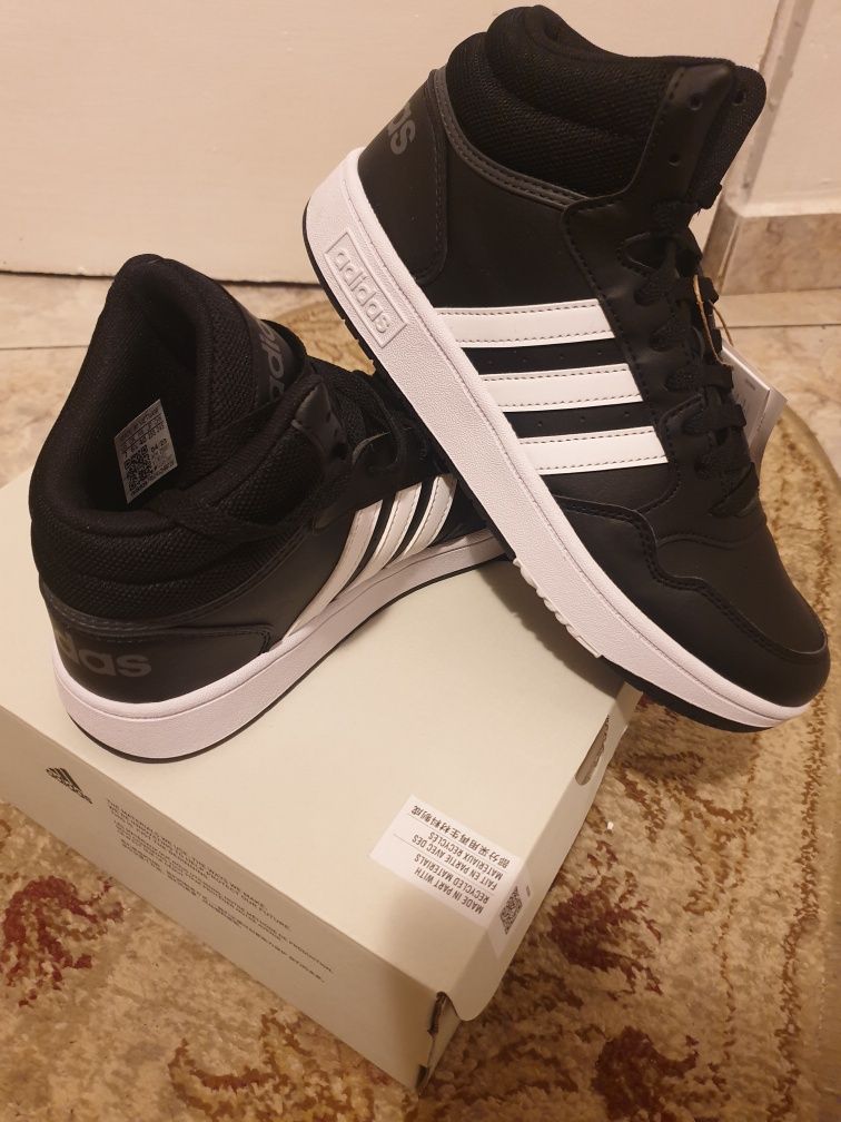 Adidas,noi cu etichetă.