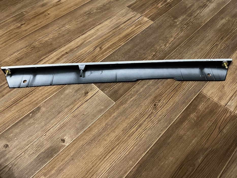 Продам среднюю планку под фары лексус Лх 470