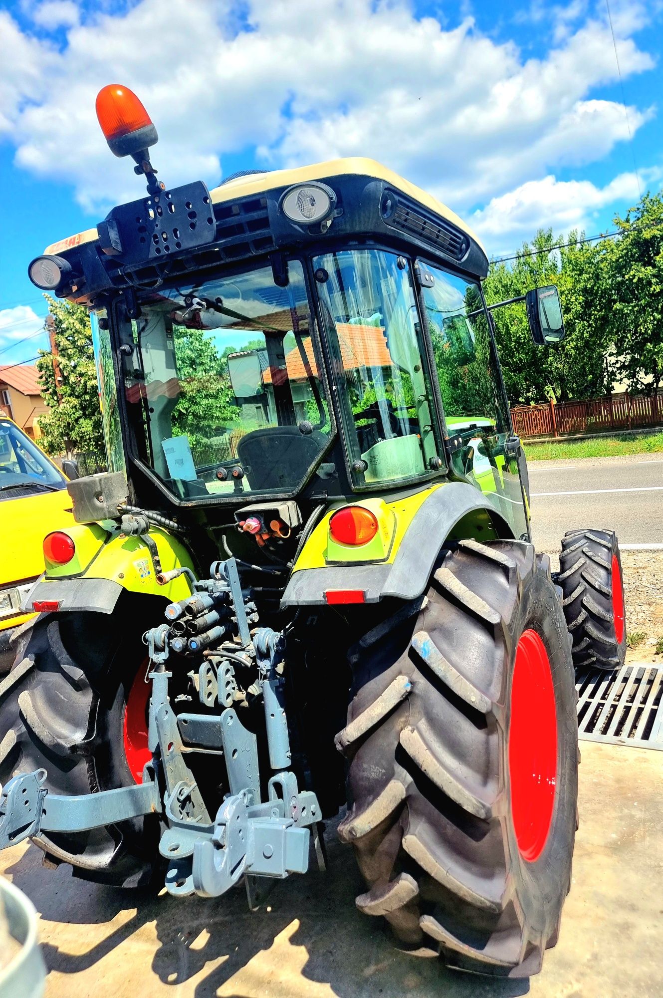 TRACTOR Vand tractor claas
