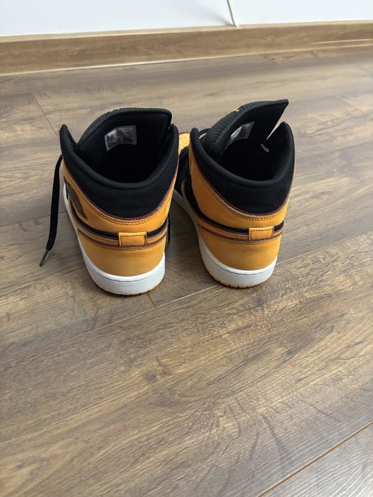 Jordan 1 Mid Orange Vivid