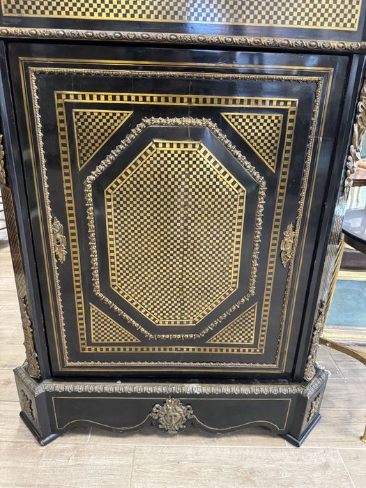 Comodă stil Boulle – intarsii din alamă, blat marmura, elemente bronz