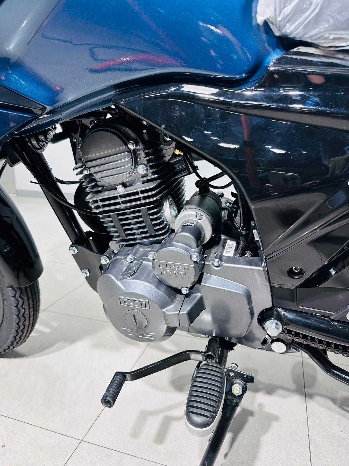 Motocicleta RKS 125R cu motor de 125 CC