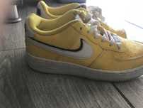 Vand AirForce one galbeni