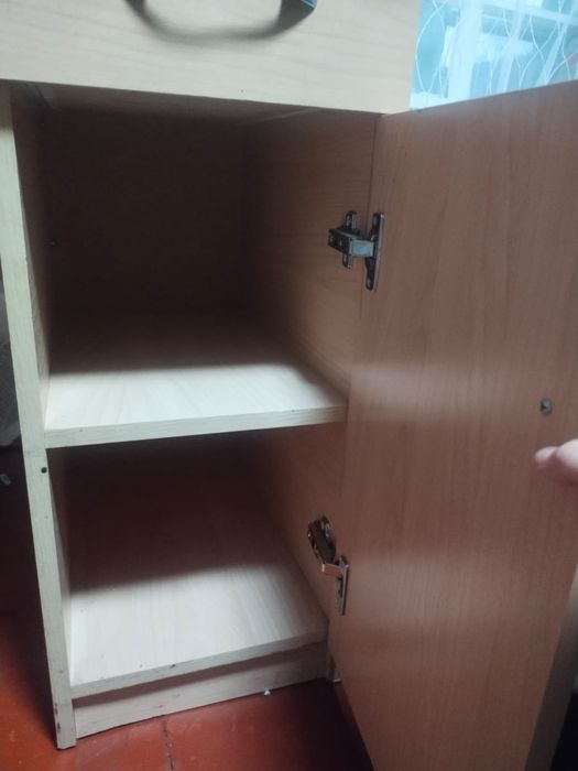 Стол бежевый с выдвижными ящиками