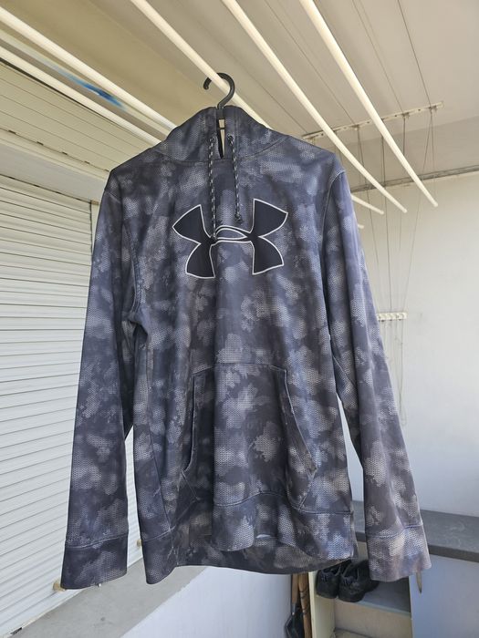 Under Armour суичър – Loose Fit, M размер, черно-сив камуфлаж