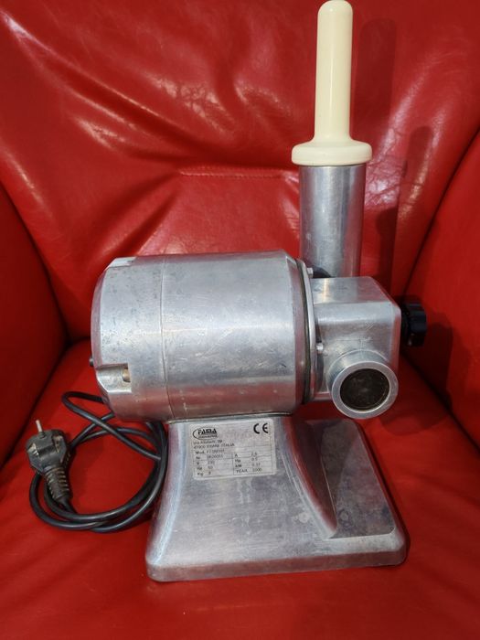 Mașina de tocat carnea profesională Fama Industriale