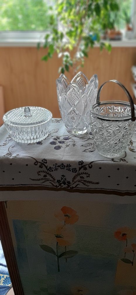 Вазы из стекла и хрусталя.