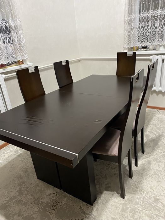 Продаётся со столовыми стульями.