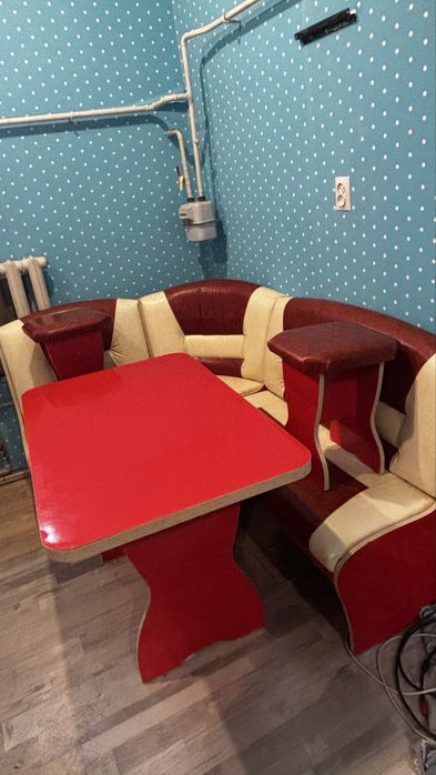 Стол для кухни в хорошем состоянии