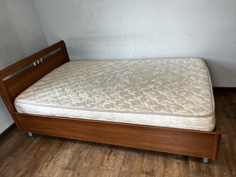 Кровать по матрасу 120Х200 см в хорошем состоянии