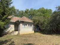 Teren intravilan 4.300 mp Suatu cu casă demolabilă și livadă