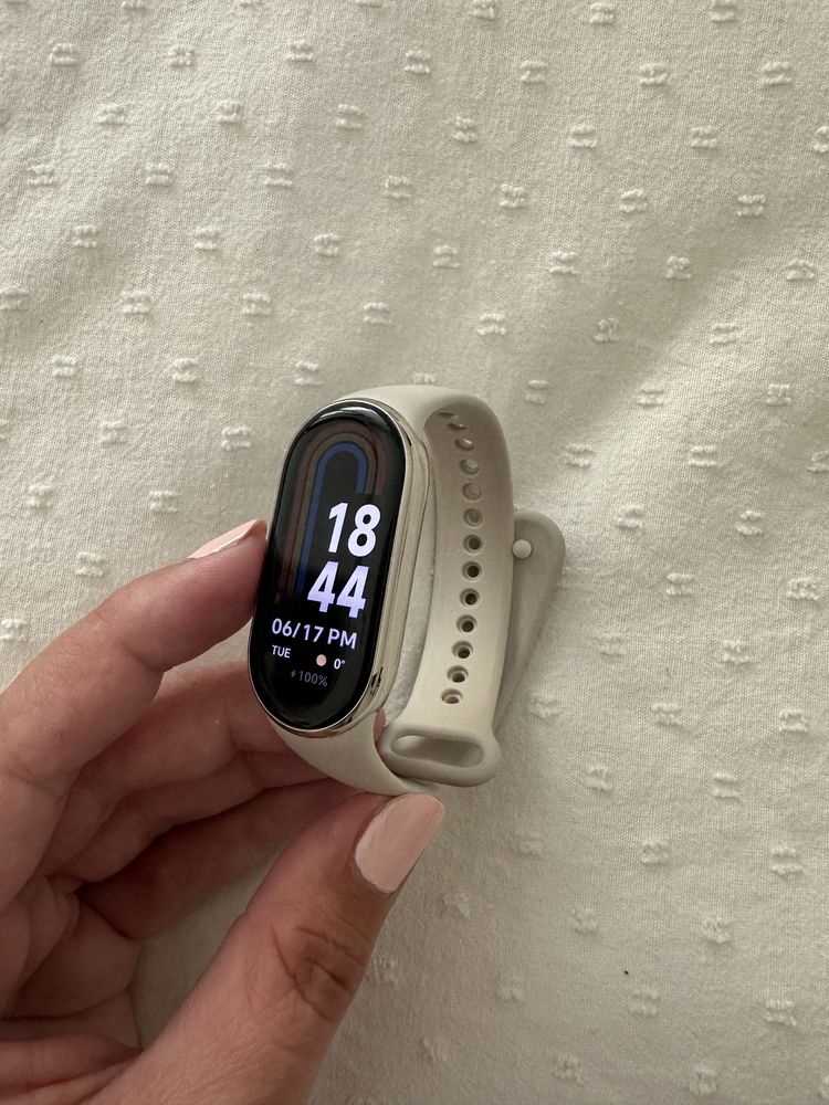 Xiaomi Smart Band 8 с бяла каишка