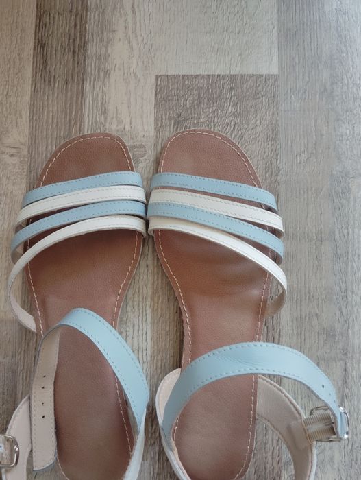 Sandale cu talpă joasă.