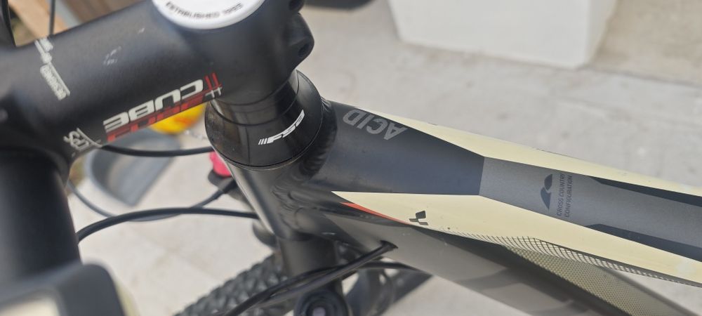 Bicicleta Cube Acid 29