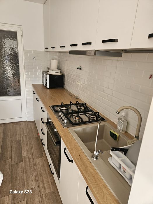 Închiriez apartament 3 camere cu Centrală Pe Gaz proprie