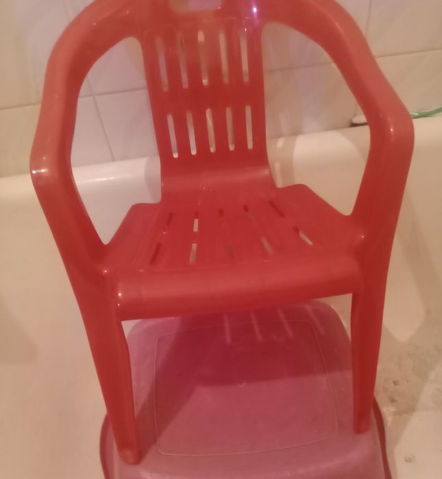 Детский стульчик из пластмассы