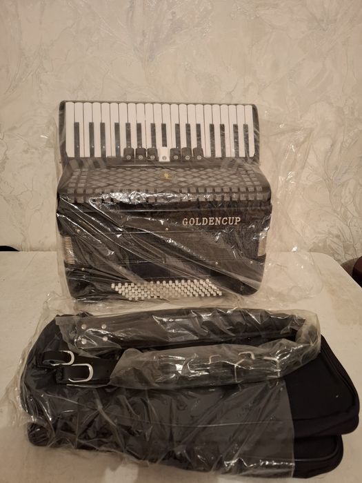 Продаётся аккордеон голден куп