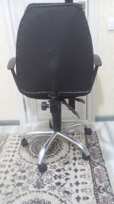 Продается офисное кресло в отличном состоянии.  Все механизмы работают