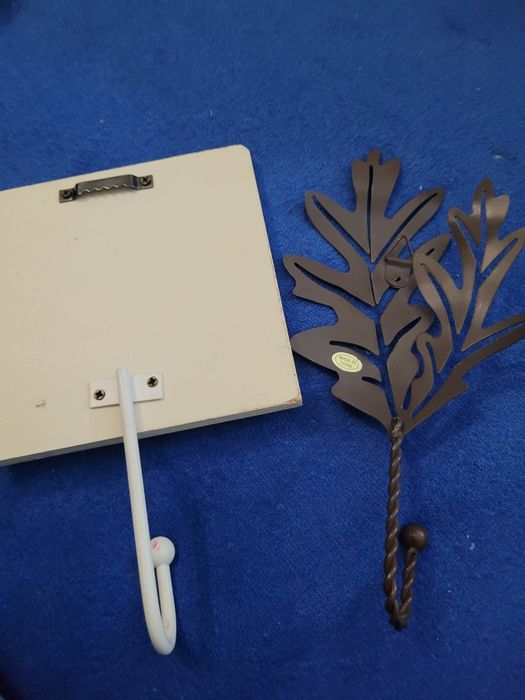 Закачалки за стена