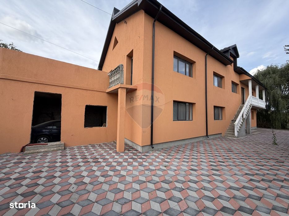 Casă / Vilă cu 8 camere