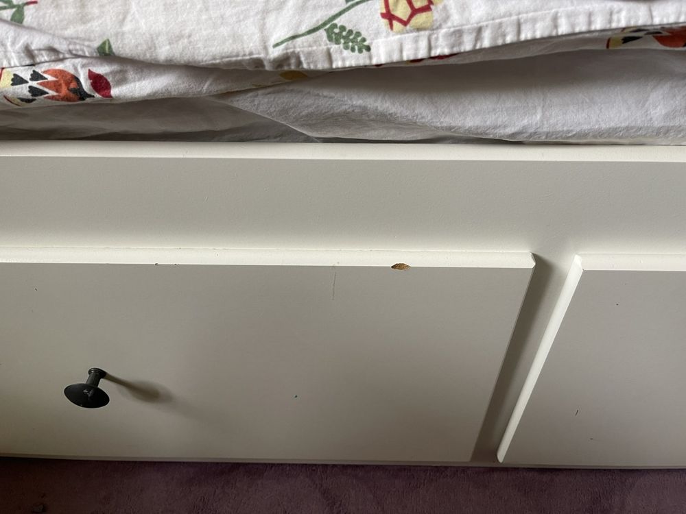 Кушетка IKEA HEMNES с големи чекмеджета – нормални следи от употреба