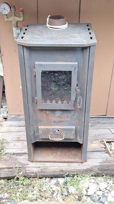 Centrala pe lemne plus vas de expansiune + un boiler de 80 l.