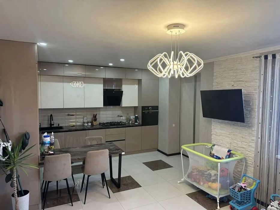 Дава се под наем Тристаен апартамент в София, Зона Б-18 - 90 кв.м за 612 € - Снимка #2